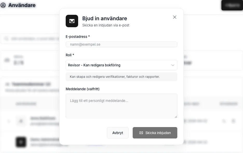 Bjud in användare-dialogen med fält för e-postadress, rollväljare (förvalt till Revisor – Kan redigera bokföring), fritextfält för ett personligt meddelande, samt knapparna Avbryt och Skicka inbjudan.