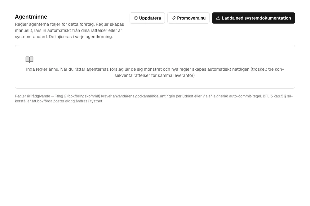 Agentminne-fliken med beskrivning av vendor-mappningar och konteringsmönster, tre knappar (Uppdatera, Promovera nu, Ladda ned systemdokumentation), och tom-lista-not om att regler skapas automatiskt efter tre konsekventa rättelser.