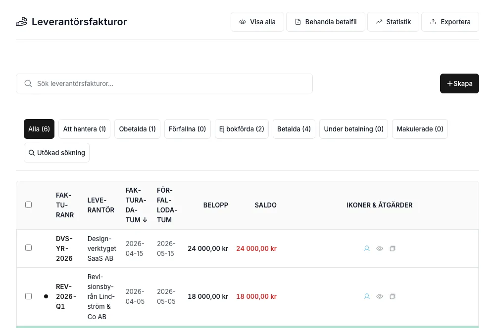 Leverantörsfakturor-fliken med statusfilterpiller, söksträng och tabell över fakturor från seedade leverantörer (Designverktyget SaaS, Revisionsbyrån Lindström) med faktura-nr, fakturadatum, förfallodatum, belopp och saldo.